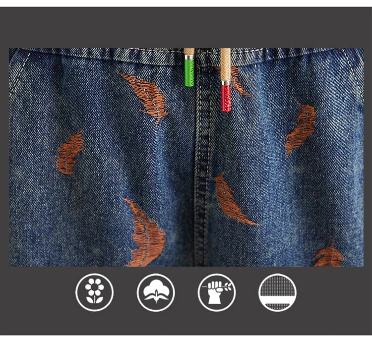 Jean femme style printemps, broderie plumes, contraste de couleurs, coupe ample, poches à cordon, taille élastique, pantalon en denim.