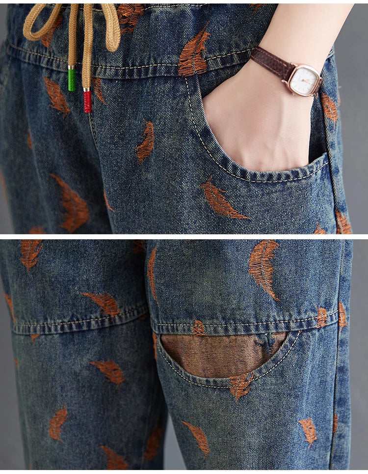 Jean femme style printemps, broderie plumes, contraste de couleurs, coupe ample, poches à cordon, taille élastique, pantalon en denim.