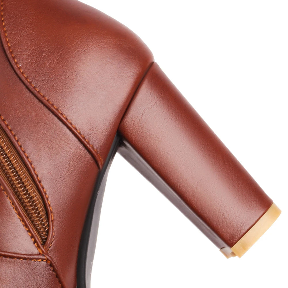 Damen-Ankle-Boots, hohe Absätze und trendige Schnalle, rot und schwarz,